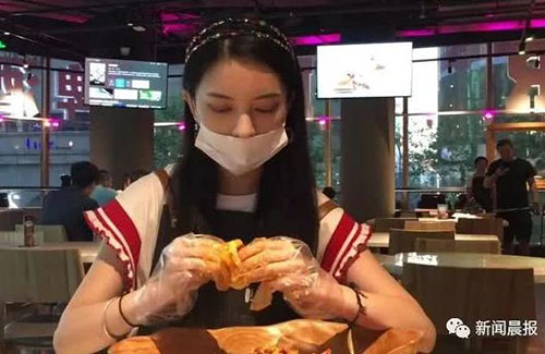 還有這種操作！上海餐廳推出代剝小龍蝦服務(wù)，你怎么看？