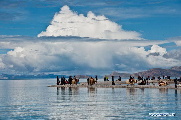 Tourists enjoy gorgeous scenery in Tibet