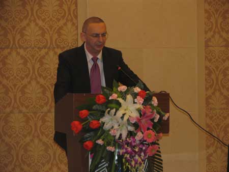 教育展發(fā)布會舉行 使館官員流利中文傳達信息