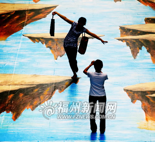 平地冒出“懸崖峭壁” 其實(shí)是3D立體畫