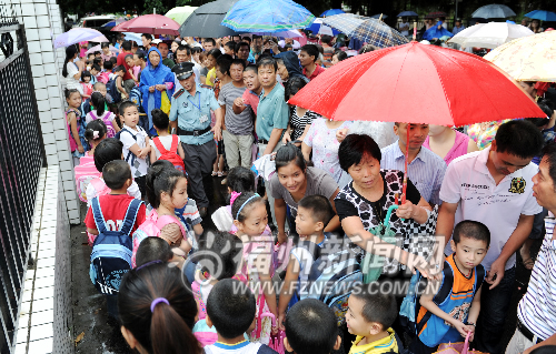 90多萬名中小學(xué)生開學(xué)　農(nóng)民工子女電腦派位入學(xué)