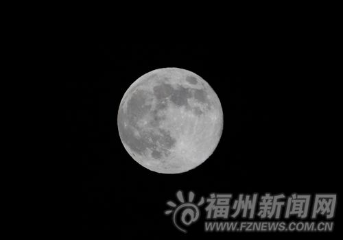 中秋榕城市民通過望遠鏡賞月　月華籠罩如夢似幻