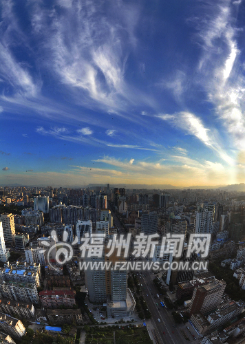 藍天飄“絲帶”