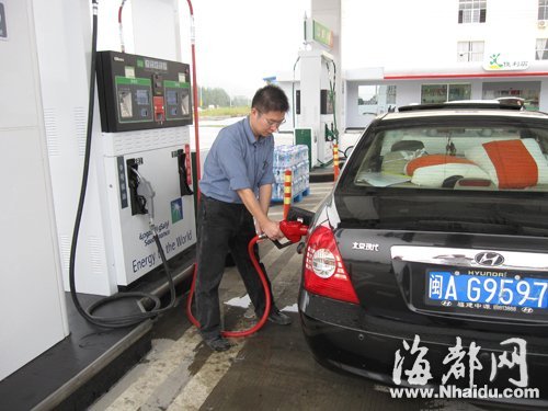 榕首現(xiàn)全自助式加油站　汽油每升優(yōu)惠0.03元(圖)