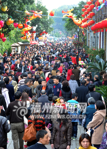 榕市民擠爆三坊七巷　難得好天氣抓住“年尾巴”