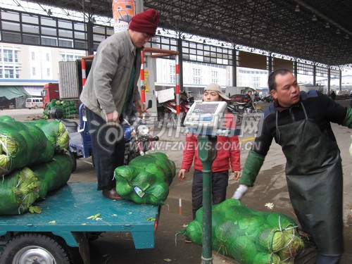 海峽蔬菜批發(fā)市場(chǎng)百余種蔬菜日交易可達(dá)近2000噸