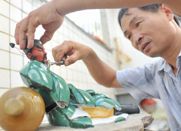 Craftsman restores shards in classical art