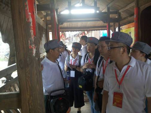 Online journalists retrace Long March footsteps