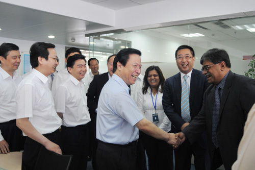 Liang Baohua visited Huaqiao for investigation