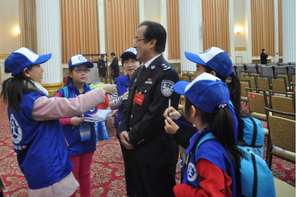 Young Xinhua journalists interview CPPCC members