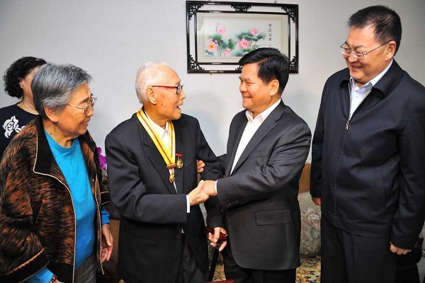 Li Jiheng salutes veteran revolutionary warriors