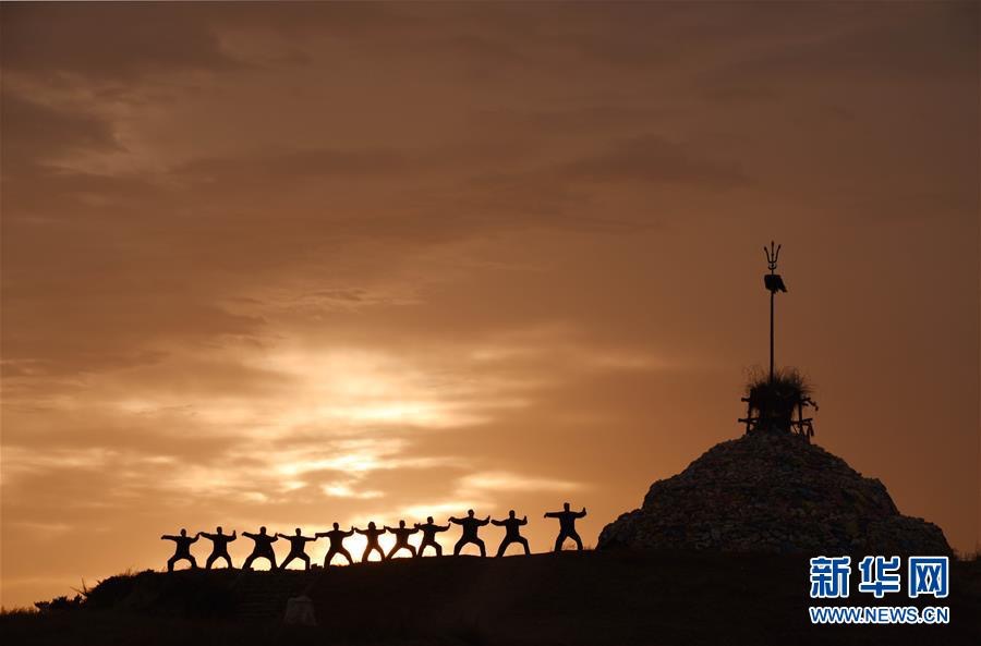 Hohhot people perform tai chi at dawn