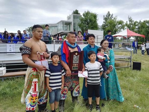 Mongolian wrestlers combat in Niigata
