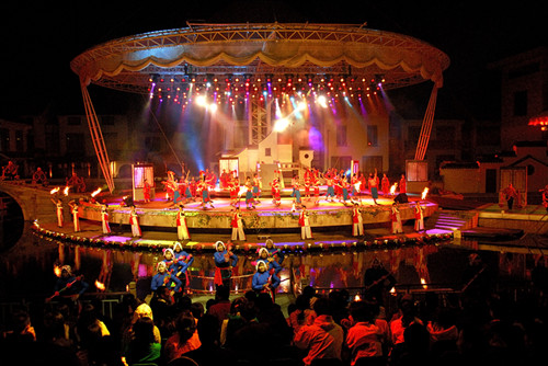 Wonderful performance attracts tourists to Zhouzhuang