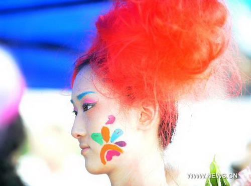 Appreciate body painting works at Dalian beach festival