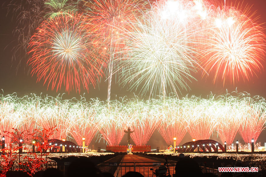Fireworks illuminate night sky to greet Lunar New Year around China