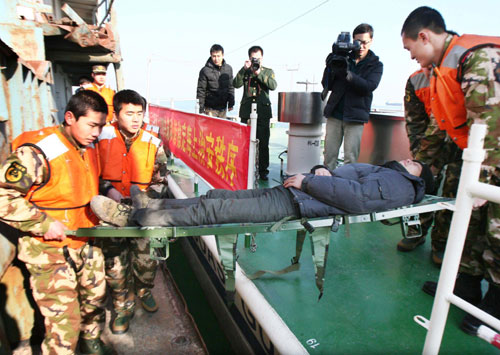 Qingdao maritime police hold rescue exercises
