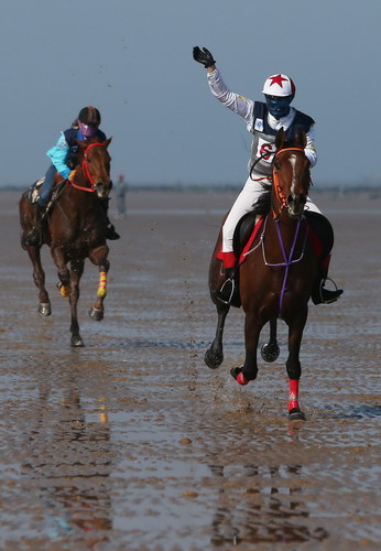 2nd Xinghai Cup Celebrity Horse Race opens in Qingdao