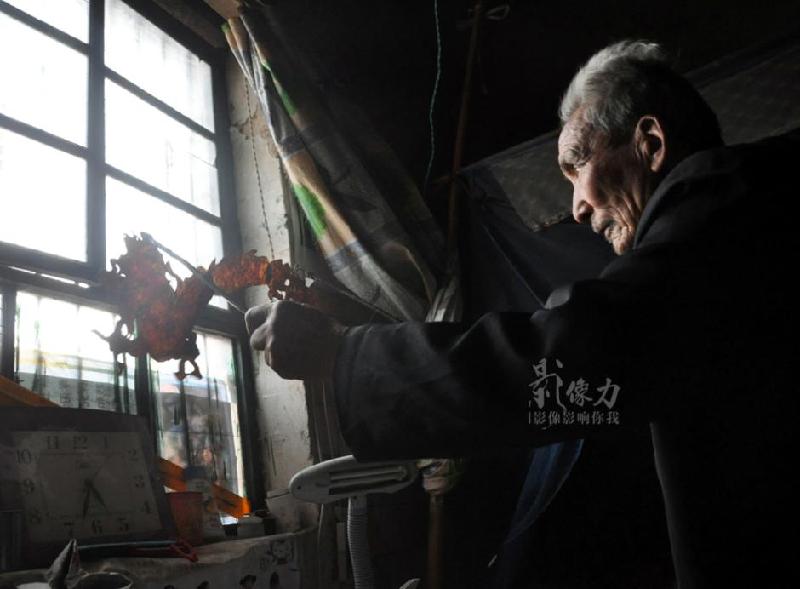 Old man holds dear traditional folk art for 70 years
