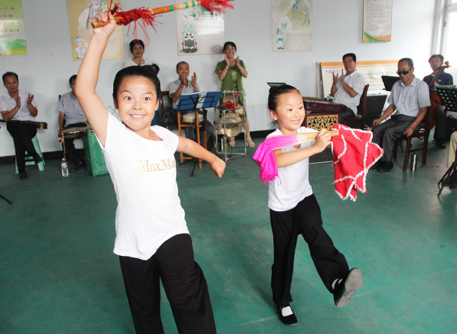 Children learn Lu Opera in Dongying