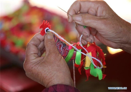 Shandong folk artist makes rooster dolls