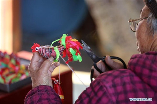 Shandong folk artist makes rooster dolls