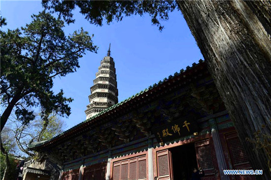 Autumn scenery of Lingyan Temple in Jinan