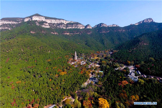 Autumn scenery of Lingyan Temple in Jinan