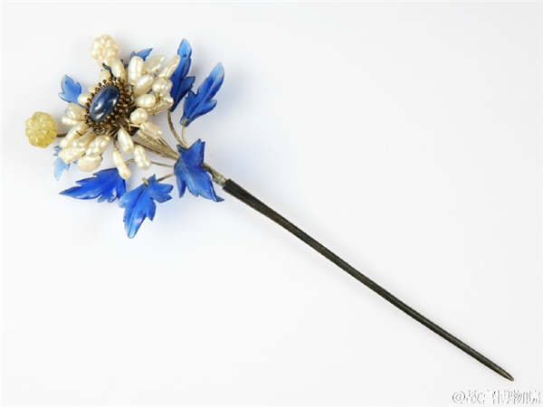 Flower hairpins brighten the spring
