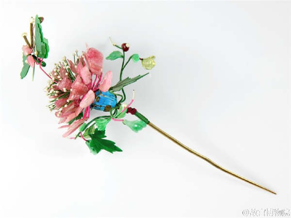 Flower hairpins brighten the spring