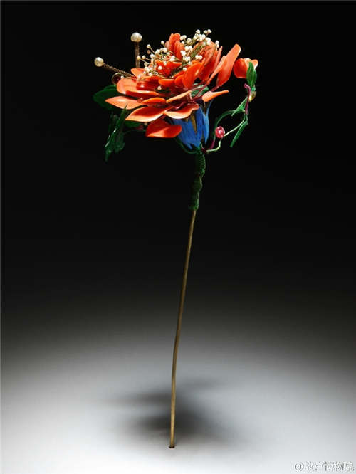 Flower hairpins brighten the spring