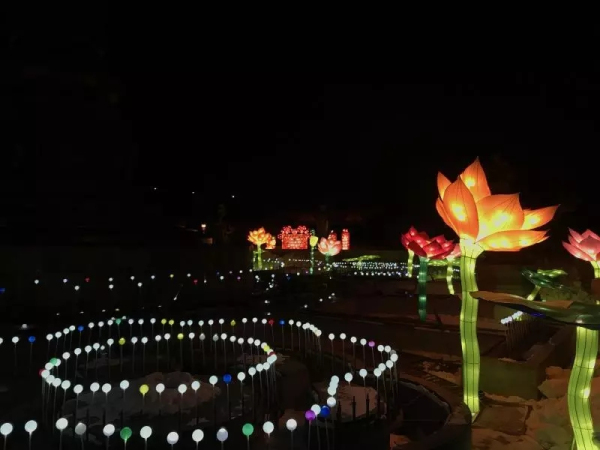 Gorgeous light show on display in Yantai Golden Beach