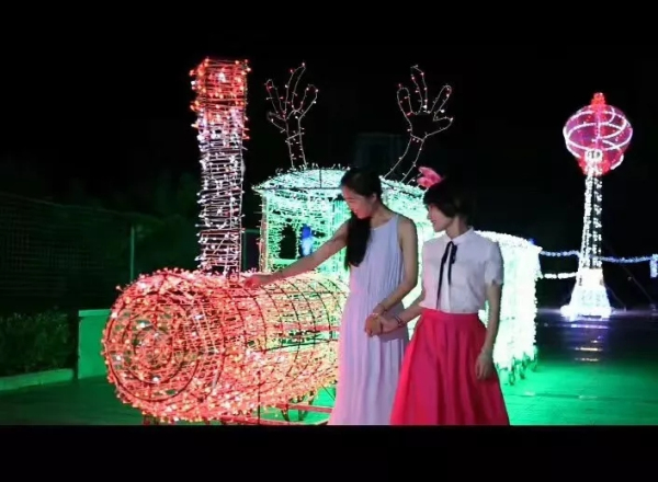 Gorgeous light show on display in Yantai Golden Beach