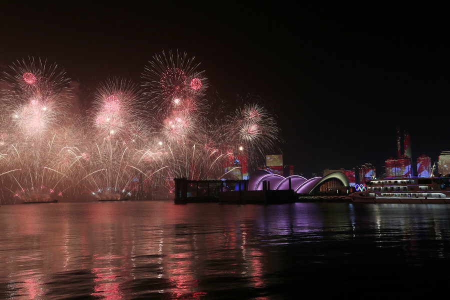 City's sea, skyscrapers set stage for 'dreamlike' gala