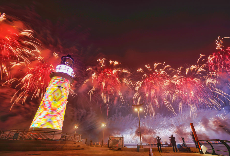 City's sea, skyscrapers set stage for 'dreamlike' gala