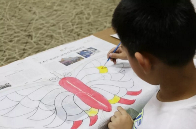 Kids learn painting kites in Shandong