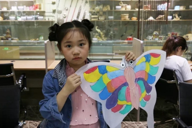 Kids learn painting kites in Shandong