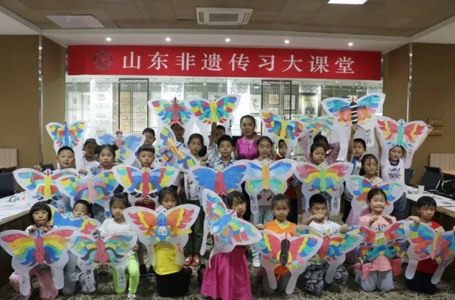Kids learn painting kites in Shandong