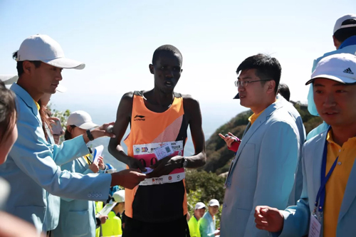 Snapshots from 2018 Mount Tai climbing competition