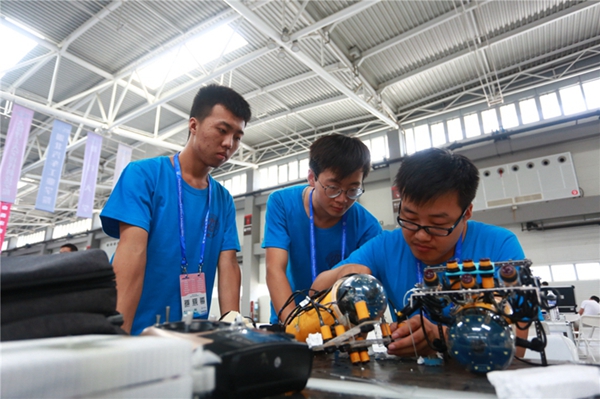 Robots swim ahead at intl underwater contest