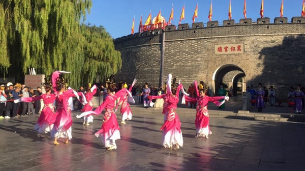 Traditional performance gluts foreign reporters' eyes