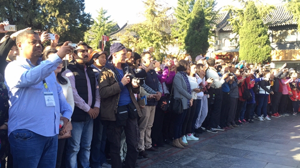 Traditional performance gluts foreign reporters' eyes