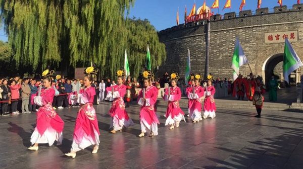 Traditional performance gluts foreign reporters' eyes