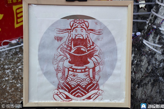 Decades-old crafts displayed at Weifang temple fair