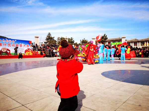 Folk performance staged in Yinan county