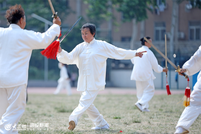 Thousands of seniors show charms of tai chi in Jinan