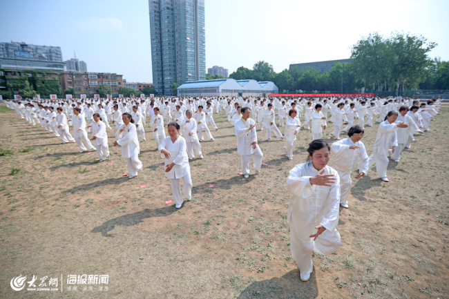 Thousands of seniors show charms of tai chi in Jinan