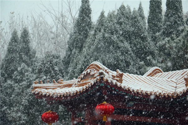 ?Snow falls on Nanshan Mountain