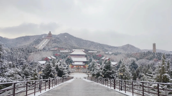 ?Snow falls on Nanshan Mountain