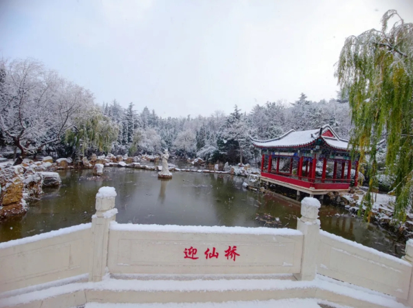 ?Snow falls on Nanshan Mountain